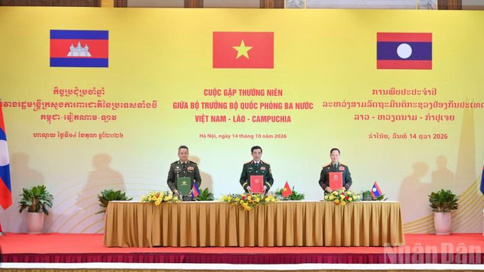 Phó Thủ tướng Chính phủ, Bộ trưởng Quốc phòng ba nước ký Biên bản Cuộc gặp.
