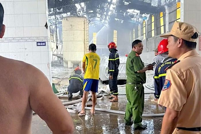 Nhờ nỗ lực kịp thời của lực lượng chức năng, đám cháy nhanh chóng được khống chế, dập tắt hoàn toàn. (Ảnh: HOÀN THÀNH)