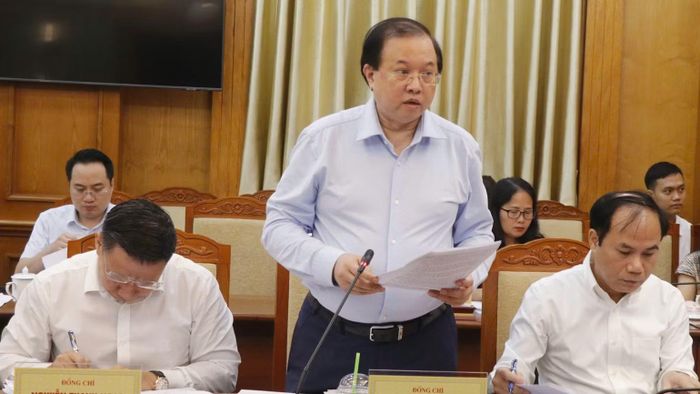 Các thành viên Đoàn công tác giải đáp, tháo gỡ vướng mắc cho địa phương. (Ảnh: TT).