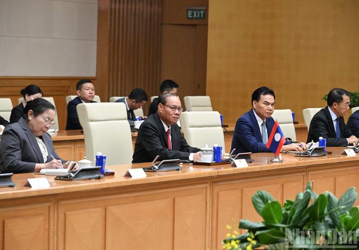 Đồng chí Vilay Lakhamfong, Thường trực Ban Bí thư Trung ương Đảng Nhân dân Cách mạng Lào và thành viên tại cuộc tiếp.