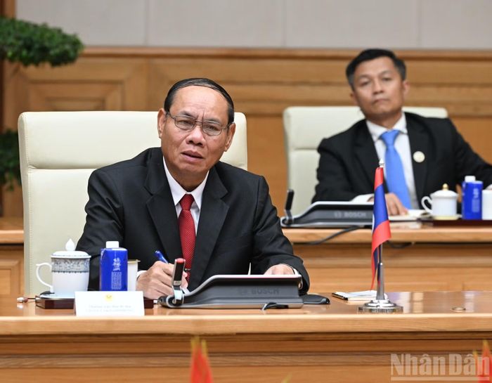Đồng chí Vilay Lakhamfong, Thường trực Ban Bí thư Trung ương Đảng Nhân dân Cách mạng Lào phát biểu tại cuộc tiếp.