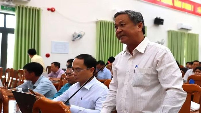 Cử tri phát biểu ý kiến tại hội nghị. (Ảnh: HOÀNG QUI)