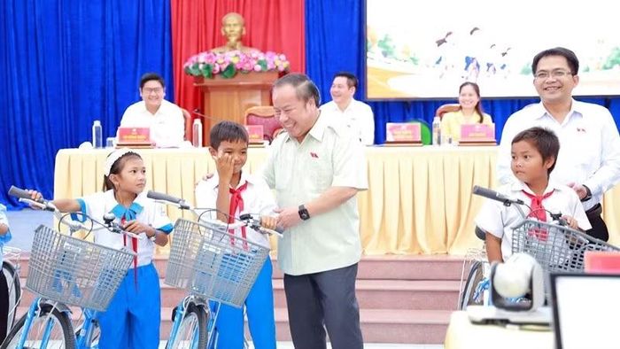 Đoàn đại biểu Quốc hội tỉnh Gia Lai phối hợp Tập đoàn Viettel trao tặng xe đạp cho học sinh có hoàn cảnh khó khăn trên địa bàn. (Ảnh: HOÀNG QUI).