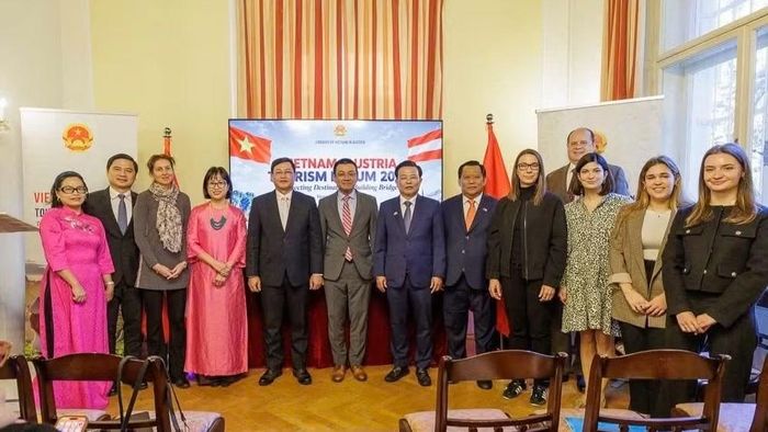 Các đại biểu chụp ảnh lưu niệm. (Ảnh: KM)