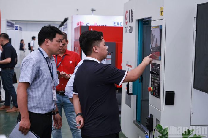 Anh Nguyễn Ngọc Anh (Chuyên viên tại công ty LK) chia sẻ về các tính năng của cỗ máy CNC TC-510. Đây là dòng máy có lợi thế về tốc độ và dễ vận hành, mang lại hiệu quả cao trong công tác khoan và tạo ren.