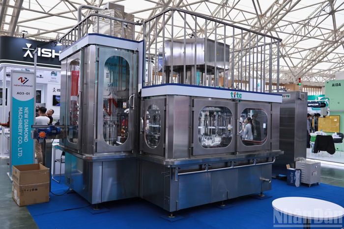 Không gian trưng bày các công nghệ và giải pháp sản xuất đa dạng.