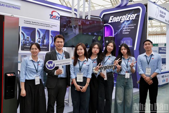 Mang đến các hệ thống nhận diện được ứng dụng trí tuệ nhân tạo (AI), ông Alex Chan, Tổng Giám đốc tập đoàn công nghệ bán dẫn Willas Electronic (Đài Loan, Trung Quốc) chia sẻ: “Chúng tôi mong muốn đưa các giải pháp (AI) đến gần hơn với doanh nghiệp và khách hàng tại Việt Nam”.