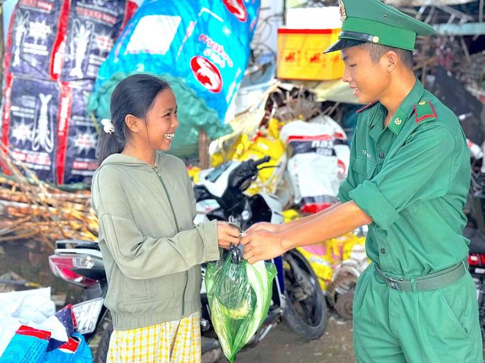 Niềm vui của các cháu nhỏ khi nhận được quà từ chương trình “Đổi rác lấy quà”. (Ảnh: HOÀNG TÁ)