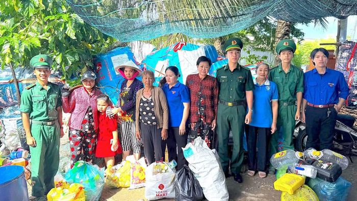 Đông đảo người dân vùng ven biển Rạch Gốc thu gom rác đến nơi tập kết để đổi lấy quà. (ảnh HOÀNG TÁ).