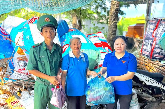 Những món quà được đổi từ rác tuy không lớn nhưng mang ý nghĩa chia sẻ khó khăn cho người dân nghèo vùng ven biển Cà Mau. (ảnh HOÀNG TÁ).