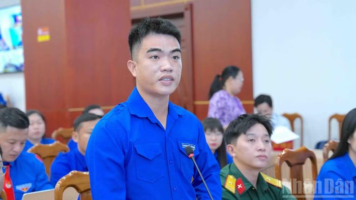 Đại diện giới trẻ Cà Mau đề đạt tâm tư, nguyện vọng tại buổi gặp gỡ, đối thoại với Chủ tịch Ủy ban nhân dân tỉnh. (Ảnh: HỮU TÙNG)