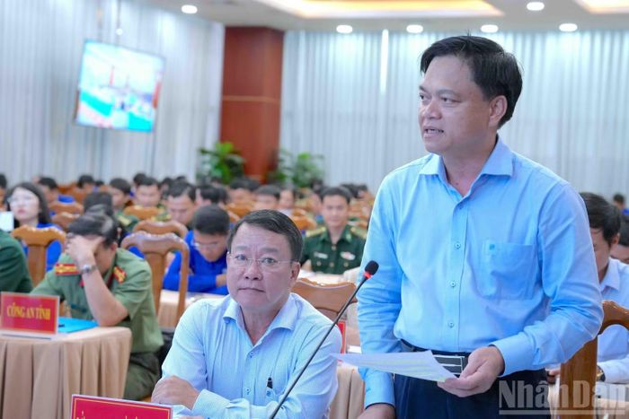 Giám đốc Sở Nông nghiệp và Môi trường tỉnh Cà Mau Tô Hoài Phương (đứng) tham gia giải đáp thắc mắc của thanh niên liên quan đến mô hình kinh tế vùng nông thôn. (Ảnh: HỮU TÙNG)