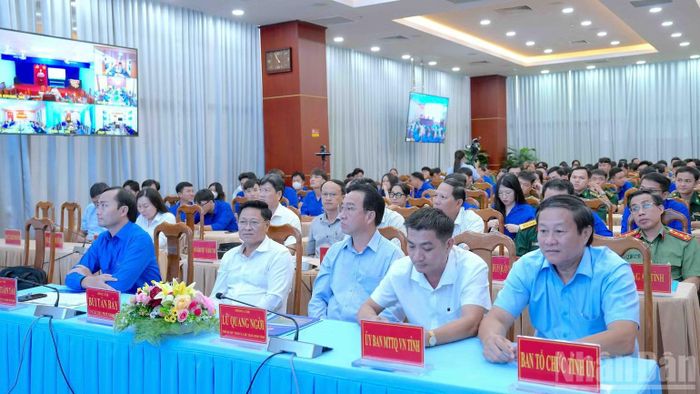Đại biểu là lãnh đạo tỉnh Cà Mau (hàng đầu tiên) tham gia tại đầu cầu Ủy ban nhân dân tỉnh. (Ảnh: HỮU TÙNG)