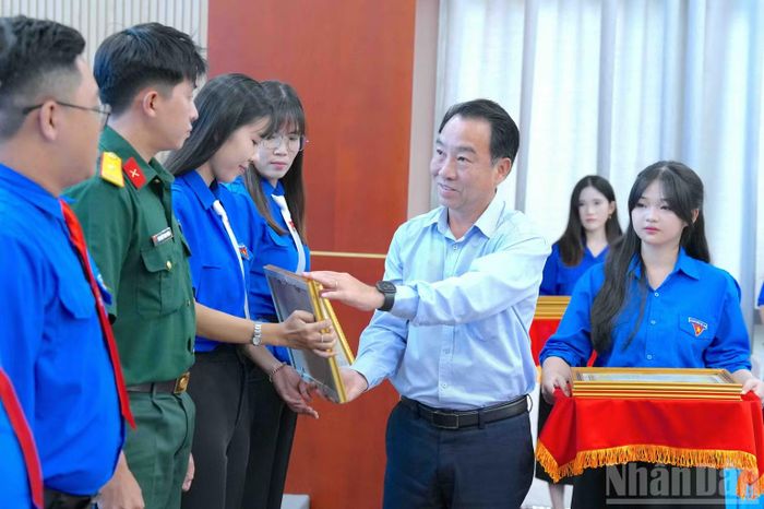 Phó Bí thư Tỉnh ủy, Chủ tịch Ủy ban nhân dân tỉnh Cà Mau Lữ Quang Ngời trao Bằng khen cho các tập thể, cá nhân có thành tích tiêu biểu, xuất sắc trên nhiều lĩnh vực. (Ảnh: HỮU TÙNG)