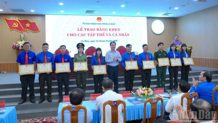 Nhân dịp hội nghị, Chủ tịch Ủy ban nhân dân tỉnh Cà Mau (đứng giữa) trao tặng Bằng khen cho 10 tập thể và 30 cá nhân có thành tích tiêu biểu, xuất sắc. (Ảnh: HỮU TÙNG)