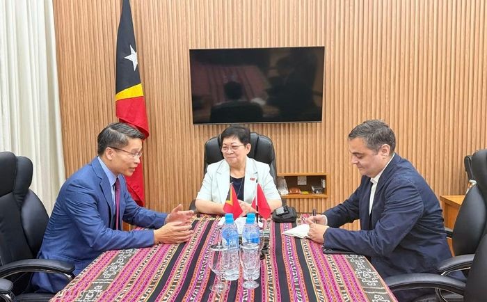  Đại sứ Phạm Bình Đàm và Chủ tịch Quốc hội Timor-Leste Maria Fernanda Lay trao đổi về hợp tác nghị viện, chia sẻ kinh nghiệm lập pháp. (Ảnh: Đại sứ quán Việt Nam tại Timor-Leste cung cấp) 