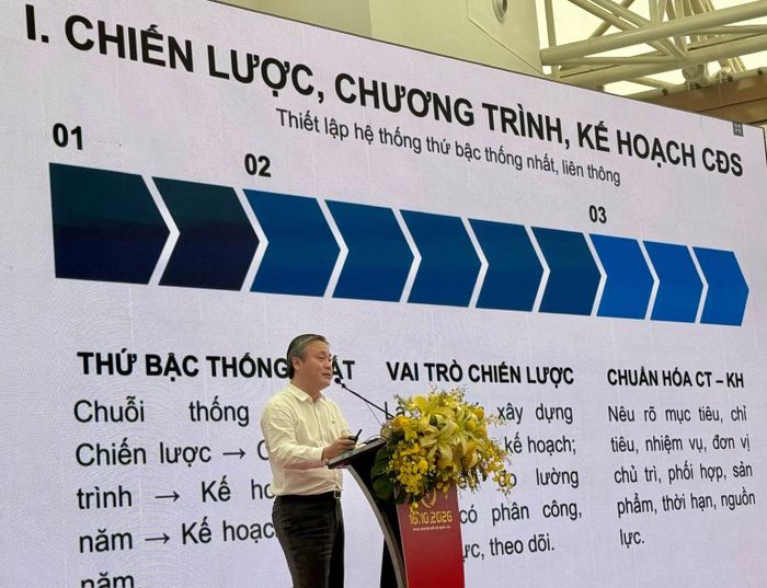  Phó Cục trưởng Cục Chuyển đổi số quốc gia Lê Anh Tuấn trình bày báo cáo về những điểm mới của Nghị định số 224/2026/NĐ-CP tại Diễn đàn cấp cao Chuyển đổi số quốc gia năm 2026. (Ảnh: TRÀ MY) 