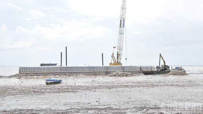 Các đơn vị đang đẩy nhanh tiến độ thi công dự án chống xói lở bờ biển Gò Công. (Ảnh: NGUYỄN SỰ)