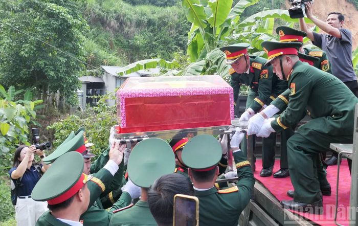 Đưa hài cốt liệt sĩ lên xe tiêu binh di chuyển về Nghĩa trang liệt sĩ Vị Xuyên. (Ảnh: KHÁNH TOÀN)