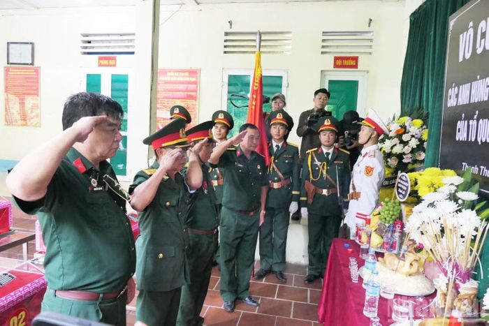 Các cựu chiến binh mặt trận Vị Xuyên thực hiện nghi thức viếng các Anh hùng liệt sĩ tại nhà chờ Đội Tìm kiếm, quy tập hài cốt liệt sĩ. (Ảnh: KHÁNH TOÀN)