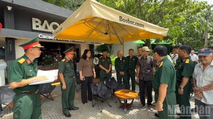 Lãnh đạo tỉnh Vĩnh Long cùng đoàn công tác kiểm tra và lấy ý kiến người dân về quy tập hài cốt liệt sĩ ở khu vực Công viên Vĩnh Long. (Ảnh: BÁ DŨNG)