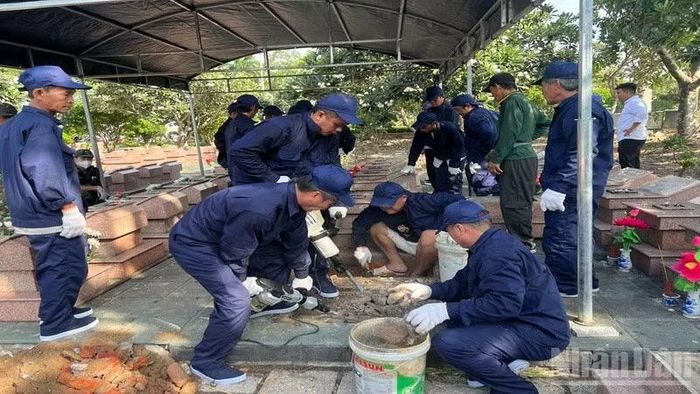 Khai quật, lấy mẫu hài cốt tại Nghĩa trang Liệt sĩ Bến Tre. (Ảnh: HOÀNG TRUNG)