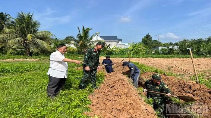 Đội K90 thuộc Cục Chính trị Quân khu 9 tìm kiếm hài cốt liệt sĩ tại xã Tân Thành Bình. (Ảnh: HOÀNG TRUNG)