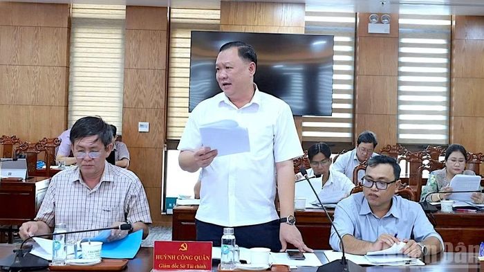 Giám đốc Sở Tài chính tỉnh Cà Mau Huỳnh Công Quân (đứng) nêu lên một số khó khăn trong việc xử lý dự án tồn đọng kéo dài. (Ảnh: HỮU TÙNG)