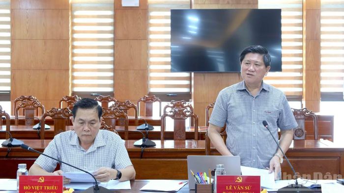 Phó Chủ tịch Ủy ban nhân dân tỉnh Cà Mau Lê Văn Sử (đứng), thành viên Ban chỉ đạo 600 báo cáo tình hình xử lý các dự án tồn đọng tại địa phương. (Ảnh: HỮU TÙNG)