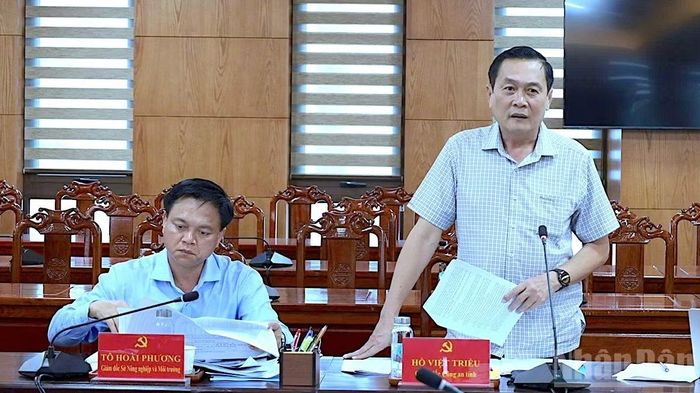 Thiếu tướng Hồ Việt Triều, Ủy viên Ban Thường vụ Tỉnh ủy, Giám đốc Công an tỉnh Cà Mau (đứng), thành viên Ban chỉ đạo 600 báo cáo một số tình huống pháp lý phức tạp liên quan đến dự án kéo dài cần xử lý. (Ảnh: HỮU TÙNG)