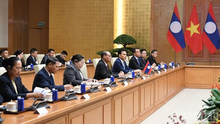  Đồng chí Vilay Lakhamfong, Thường trực Ban Bí thư Trung ương Đảng Nhân dân Cách mạng Lào và các thành viên trong đoàn tham dự cuộc tiếp. (Ảnh: TRẦN HẢI) 