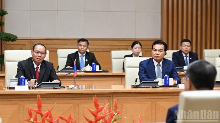  Đồng chí Vilay Lakhamfong, Ủy viên Bộ Chính trị, Thường trực Ban Bí thư Trung ương Đảng Nhân dân Cách mạng Lào phát biểu ý kiến tại buổi tiếp. (Ảnh: TRẦN HẢI) 