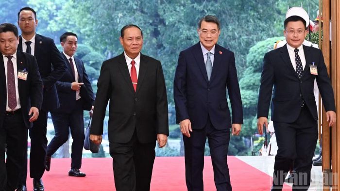  Thủ tướng Chính phủ Lê Minh Hưng nồng nhiệt chào đón đồng chí Vilay Lakhamfong, Ủy viên Bộ Chính trị, Thường trực Ban Bí thư Trung ương Đảng Nhân dân Cách mạng Lào tại sảnh Trụ sở Chính phủ. (Ảnh: TRẦN HẢI) 