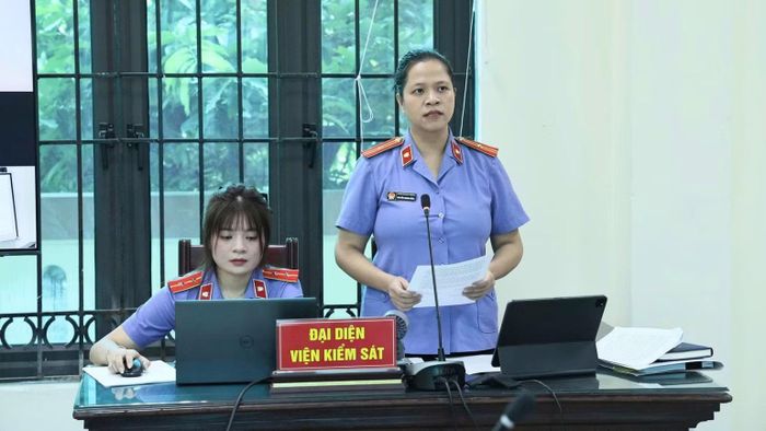 Đại diện Viện Kiểm sát nhân dân Khu vực 5 - Hà Nội tại tòa. (Ảnh: H.NGUYÊN)