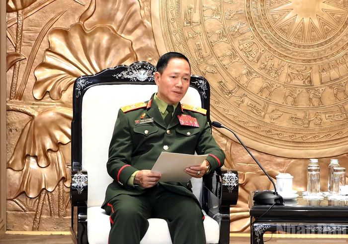Đại tướng Khamliang Outhakaysone, Ủy viên Bộ Chính trị, Phó Thủ tướng Chính phủ, Bộ trưởng Quốc phòng Lào phát biểu tại cuộc tiếp.