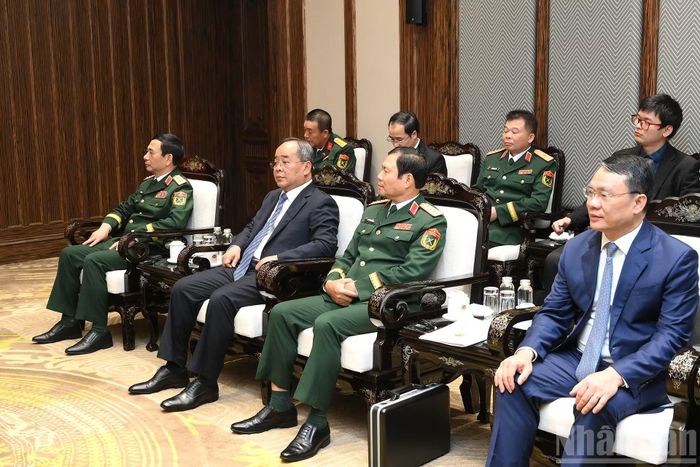 Các đại biểu Việt Nam tham dự cuộc tiếp.