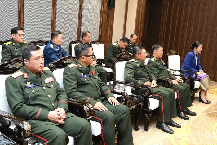 Các đại biểu Lào tham dự cuộc tiếp.