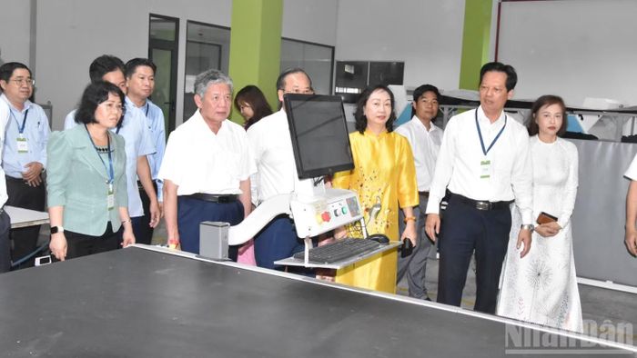 Lãnh đạo tỉnh Đồng Tháp thăm doanh nghiệp trên địa bàn. (Ảnh: NGUYỄN SỰ)
