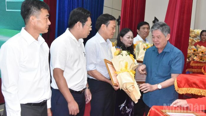 Đồng chí Ngô Chí Cường tặng Bằng khen của Ủy ban nhân dân tỉnh Đồng Tháp cho các doanh nghiệp có nhiều đóng góp vào sự phát triển địa phương. (Ảnh: NGUYỄN SỰ)