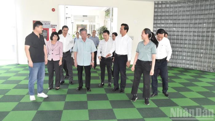 Lãnh đạo tỉnh Đồng Tháp tham quan nhà máy của Công ty Trách nhiệm hữu hạn công nghiệp Bellinturf Việt Nam, chuyên sản xuất sản phẩm từ Plastic (sợi nhân tạo và thảm cỏ nhân tạo). (Ảnh: NGUYỄN SỰ)
