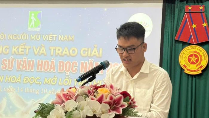 Em Nguyễn Hữu Khánh chia sẻ cảm nghĩ tại lễ nhận giải.