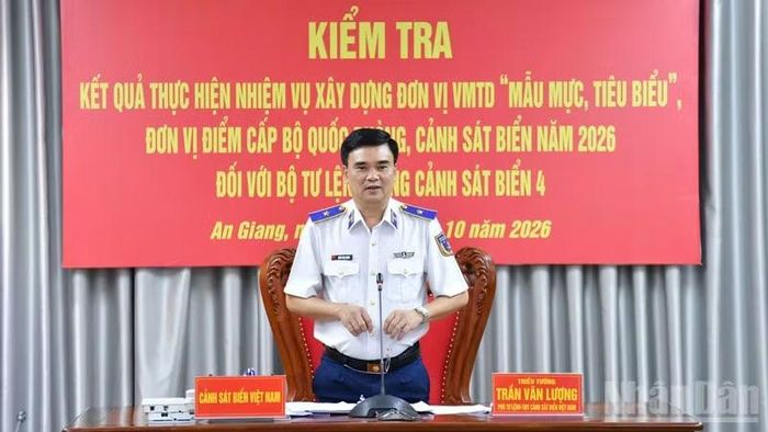 Thiếu tướng Trần Văn Lượng, Phó Tư lệnh, Tham mưu trưởng Cảnh sát biển Việt Nam phát biểu kết luận kiểm tra. (Ảnh: ĐỨC THÁI)