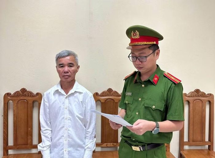 Cơ quan Cảnh sát điều tra công bố Quyết định khởi tố bị can, lệnh cấm đi khỏi nơi cư trú đối với Bạch Chí Điển. (Ảnh: Công an Phú Thọ)