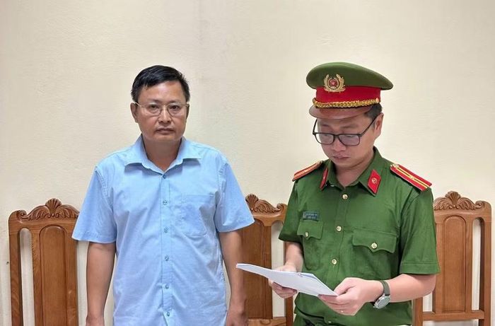 Cơ quan Cảnh sát điều tra công bố Quyết định khởi tố bị can, lệnh cấm đi khỏi nơi cư trú đối với Hoàng Mạnh Dũng. (Ảnh: Công an Phú Thọ).