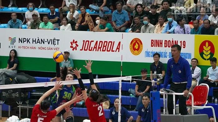 Các đội tham gia tranh tài. (Ảnh: KHÔI NGUYÊN)
