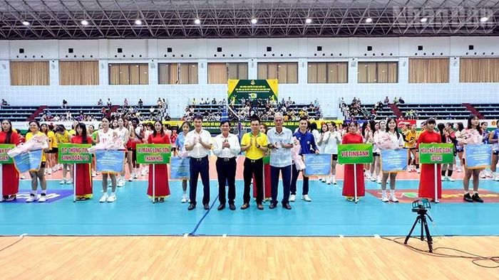 Ban tổ chức trao cờ và hoa cho các đội tham gia. (Ảnh: BÁ DŨNG)
