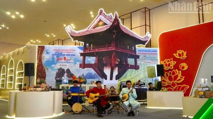 Không gian văn hóa Việt Nam tại hội chợ. (Ảnh: ĐINH TRƯỜNG)