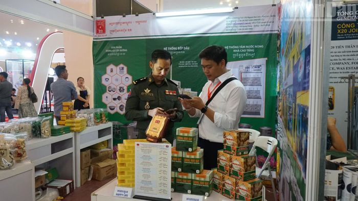 Hội chợ tạo không gian để các doanh nghiệp Việt Nam và Campuchia gặp gỡ, kết nối trực tiếp. (Ảnh: ĐINH TRƯỜNG)