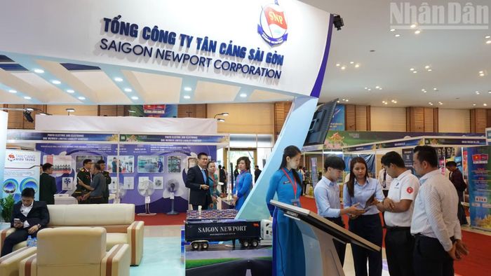 Gian hàng của Tổng Công ty Tân Cảng Sài Gòn. (Ảnh: ĐINH TRƯỜNG)