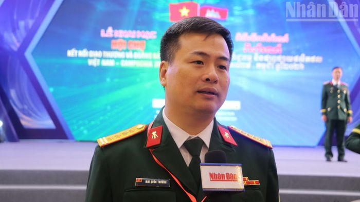 Đại tá Mai Quốc Trưởng, Phó Tham mưu trưởng Tổng cục Công nghiệp quốc phòng, trả lời phỏng vấn Báo Nhân Dân thường trú tại Campuchia (Ảnh: HUY VŨ)